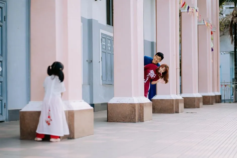 Khoảnh khắc reo vui khi tìm thấy bạn trong trò chơi trốn tìm