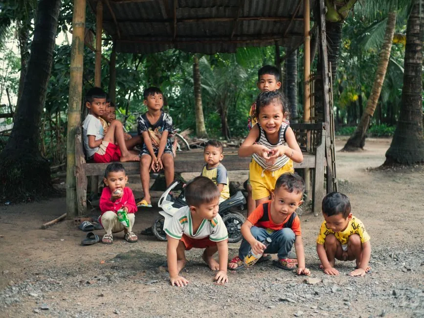 Trẻ em làng quê chơi trò chơi dân gian trốn tìm